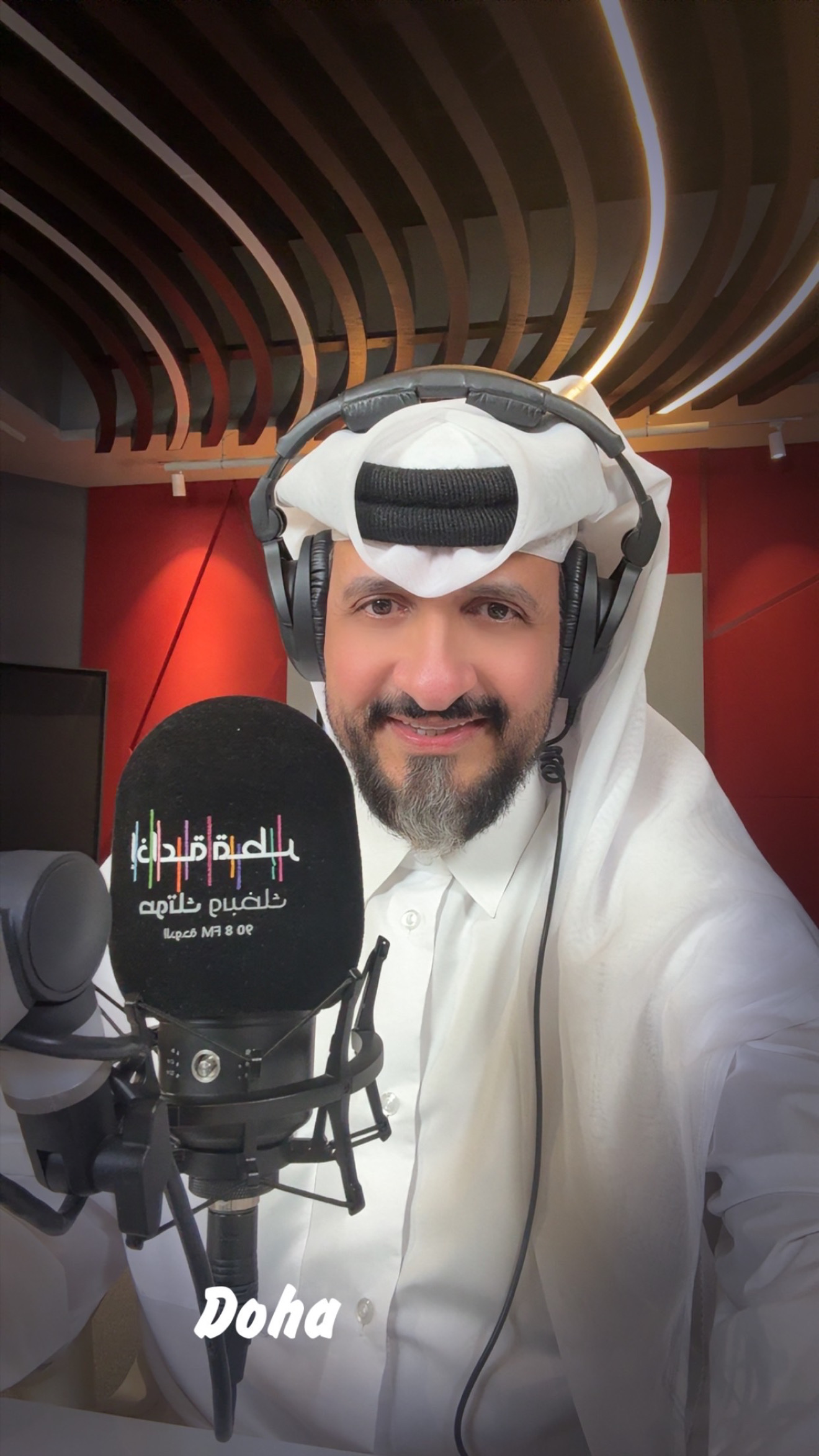 حسن الساعي داخل استوديو إذاعة قطر