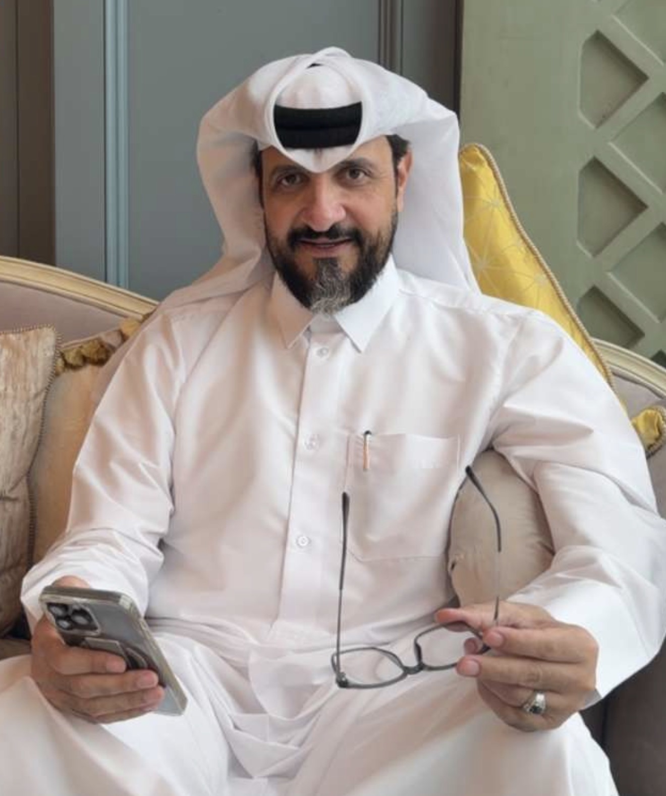 حسن الساعي بالزي القطري